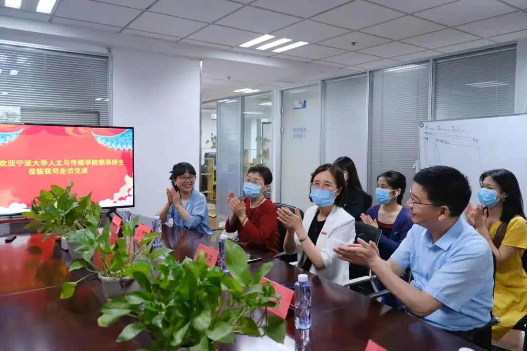 人文与传媒学院领导师生一行走访济文软件